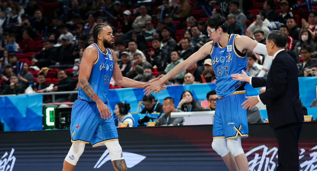 19连胜背景下上海险胜：王哲林两双定海神针，首
