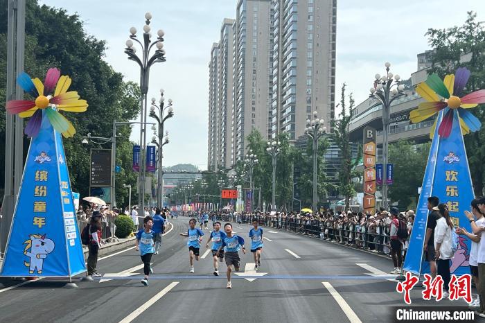 2025重庆六一缤纷跑：约3300个亲子家庭汇聚南滨路